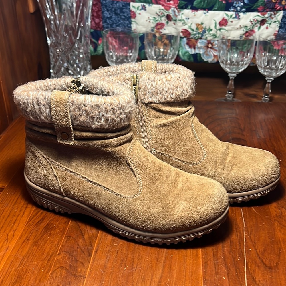 KHOMBU Womens Leather Winter Boots Size 8M.